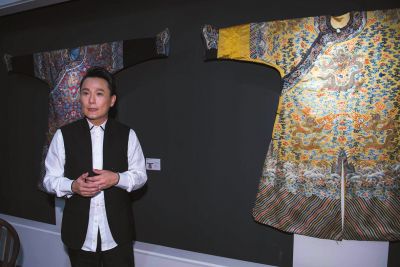 會唱會收藏！張信哲北京辦明清織繡服飾展