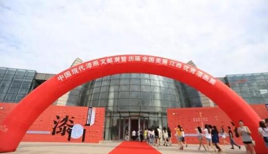 南昌舉辦歷屆全國(guó)美展江西優(yōu)秀漆畫展(圖1)