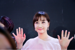  瓊女郎陳德容驚現(xiàn)廣州美博會(huì)現(xiàn)場玩自拍
